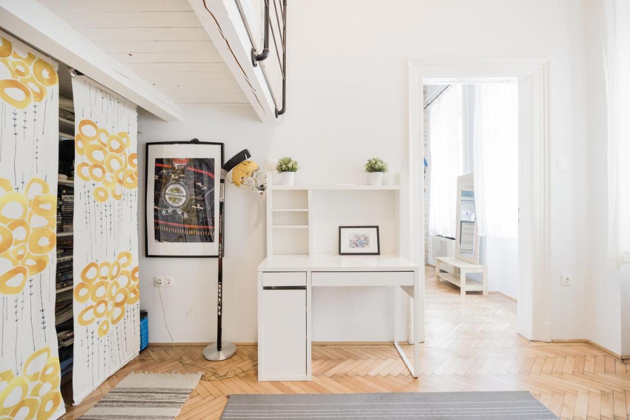 Live Like A Local At The Rustic Hockey Hut Leilighet Budapest Eksteriør bilde
