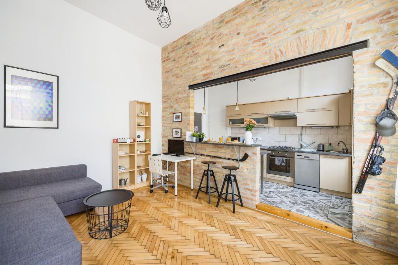 Live Like A Local At The Rustic Hockey Hut Leilighet Budapest Eksteriør bilde